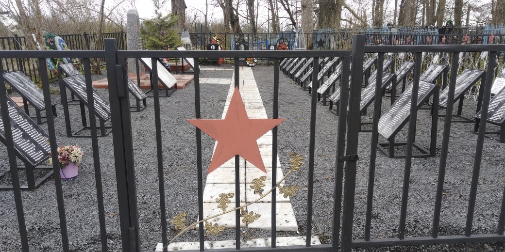 Воинское кладбище из 6 братских могил, в металлической ограде 10х30 м